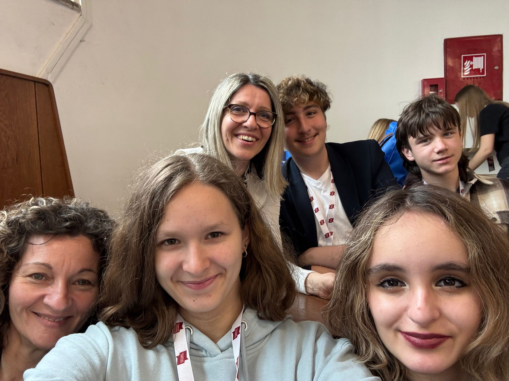 Biste li znali sricati na engleskom bez greške pred, recimo, diplomatom? Ovi mladi ljudi to su odradili gotovo savršeno!