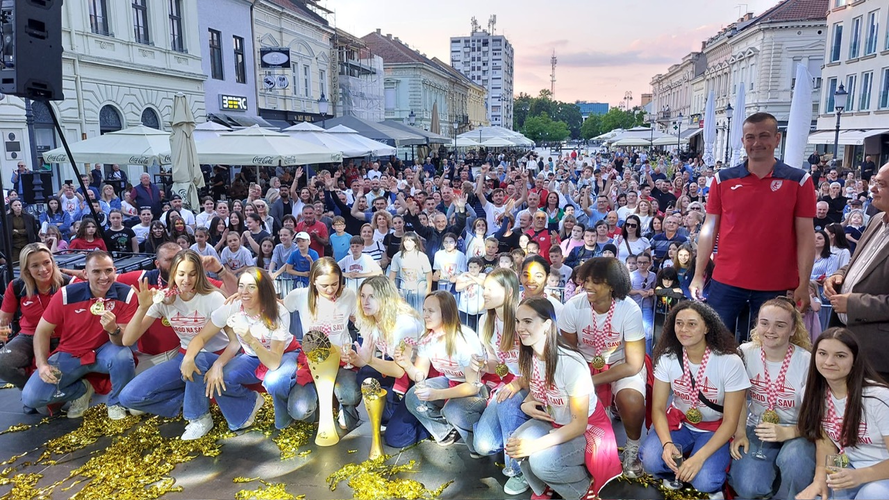 Zaplesalo se, zapjevalo i proslavilo u stilu: Brođani na Korzu dočekali svoje prvakinje!