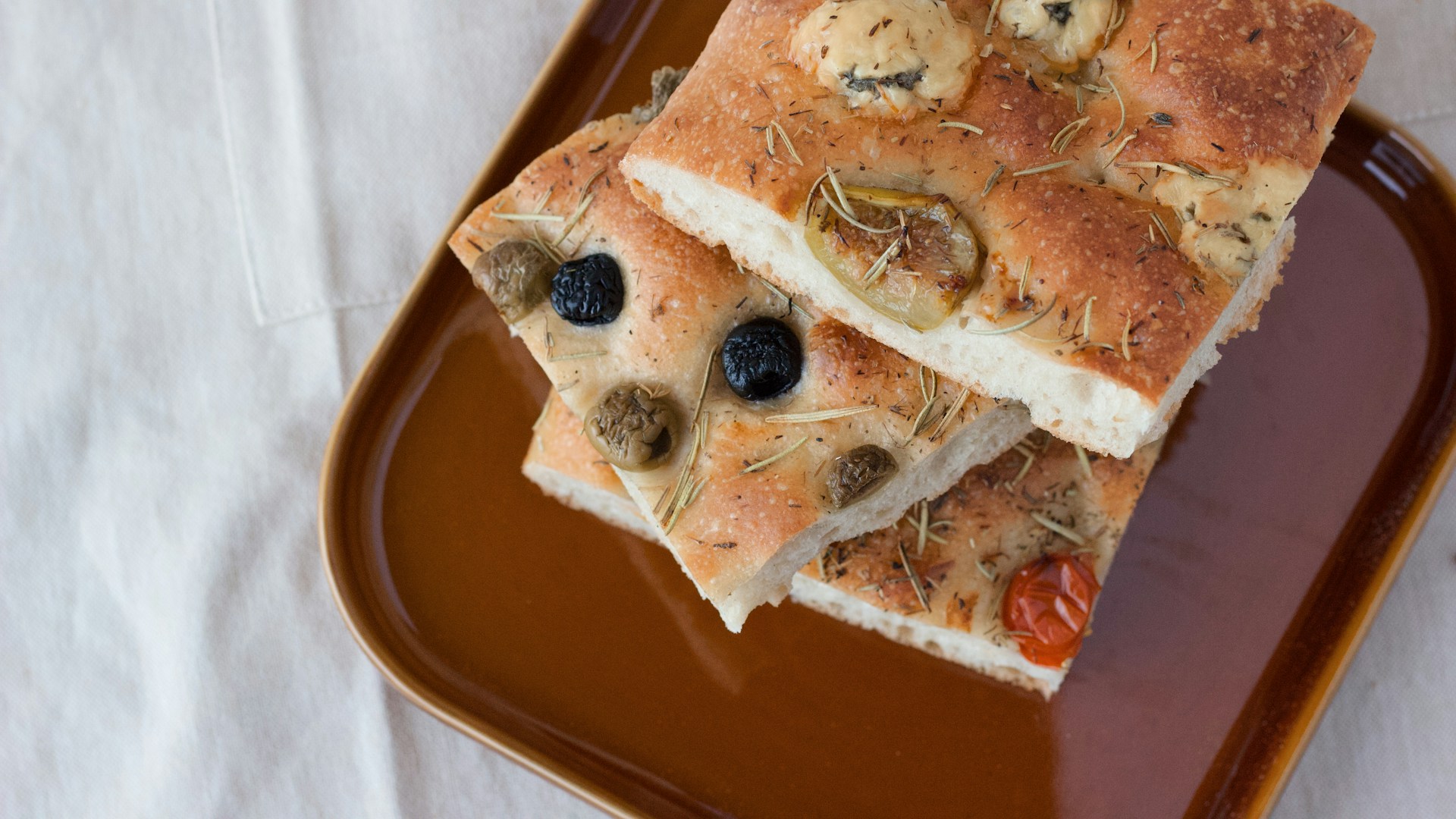 Savršena focaccia s maslinama i ružmarinom: Recept koji miriše na Mediteran