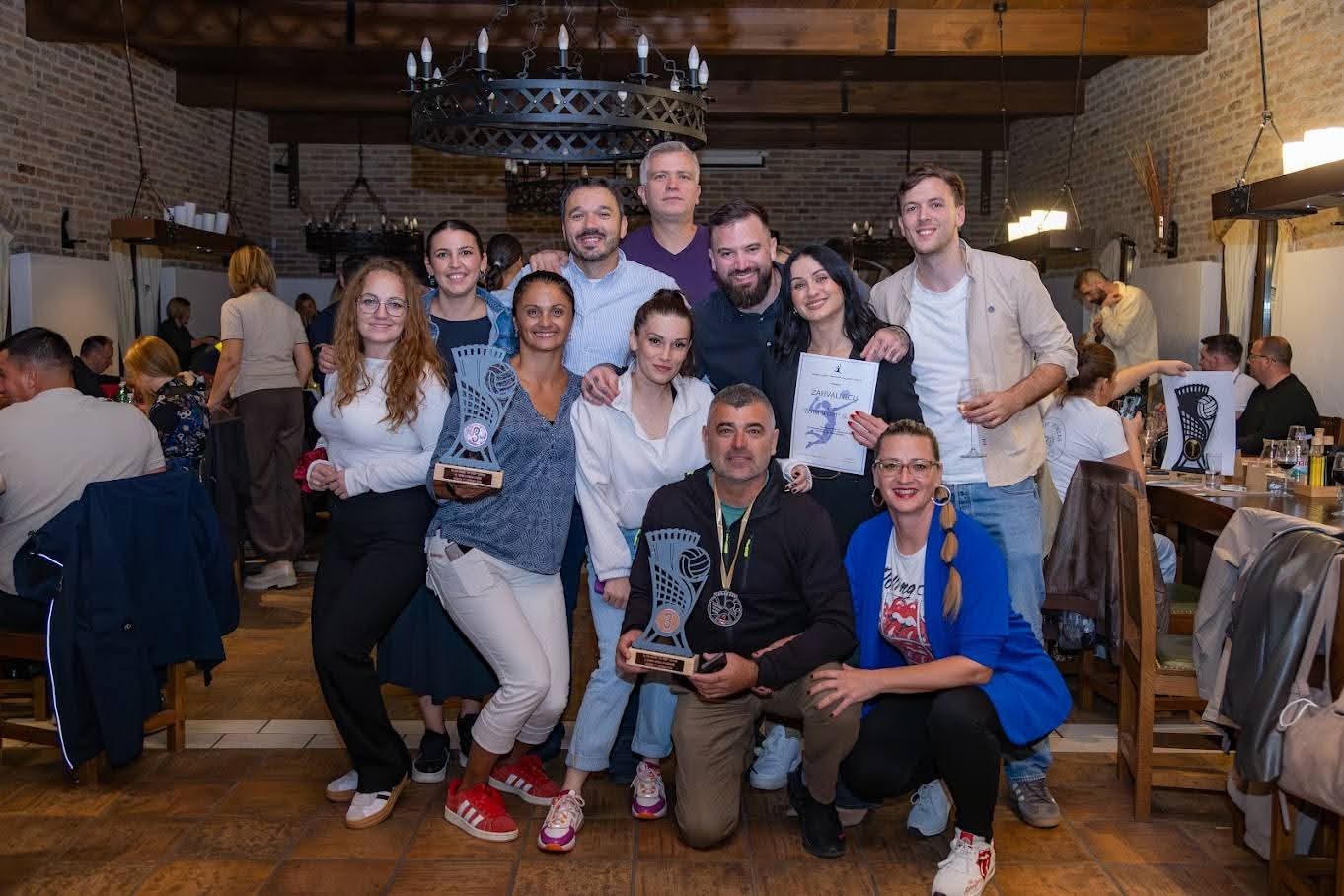 Dvije ekipe, dva odličja: Brodski odbojkaški rekreativci uspješni na turniru u Vukovaru