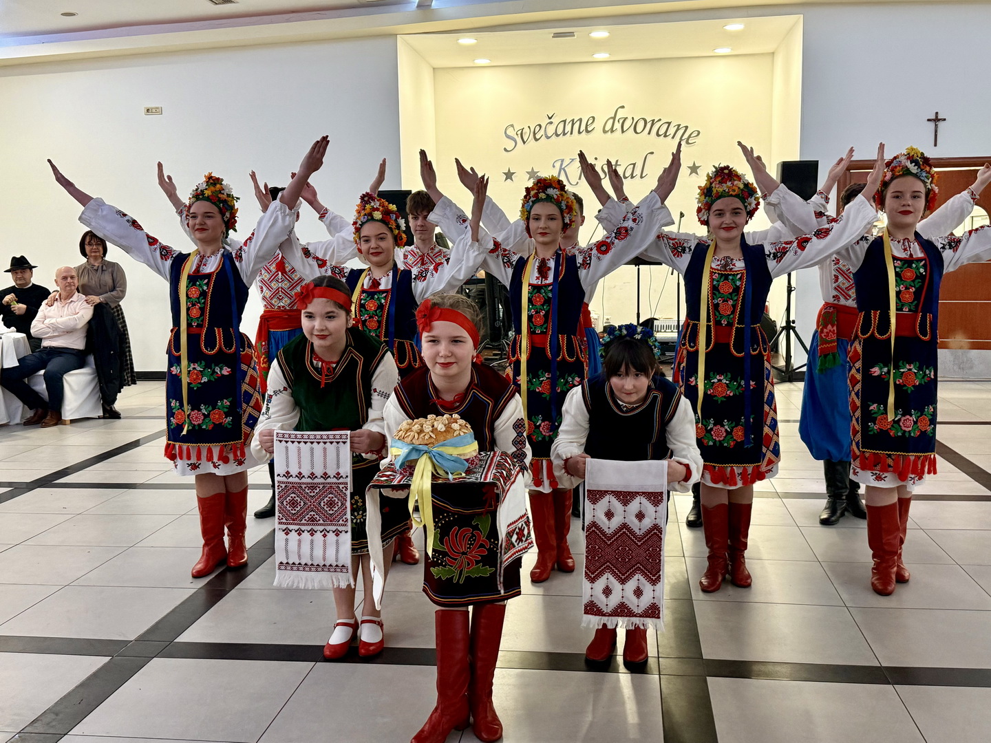 Tradicionalna svečana večer Društva "Ukrajina“ spojila folklor, humanitarnu akciju i njegovanje kulturnog identiteta