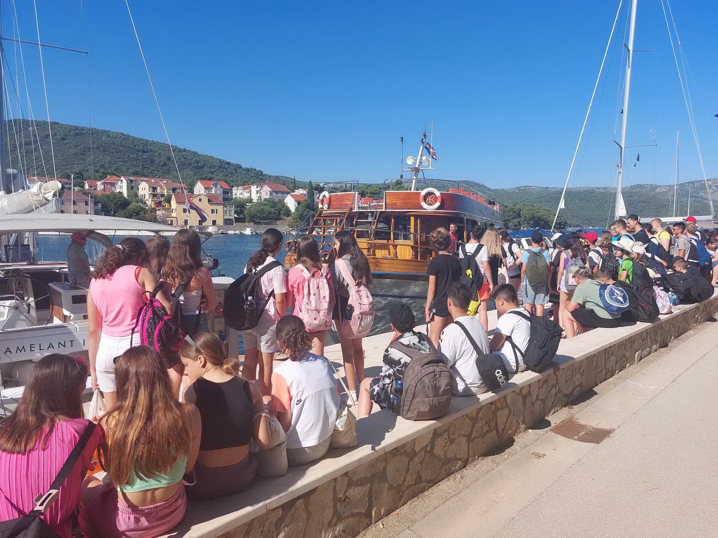 Od sredine lipnja do početka rujna, stotine osnovnoškolaca provest će dio ljetnih praznika u Starom Gradu na Hvaru