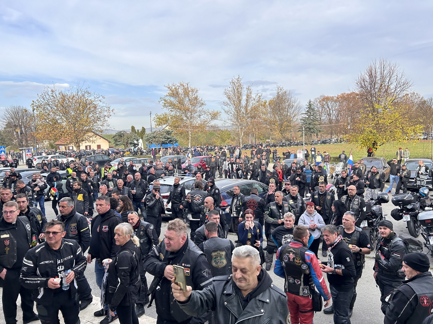 Nikad brojnija kolona bajkera prošla je kroz Slavonski Brod uoči Dana sjećanja, ostavljajući dojmljiv trag i snažnu poruku poštovanja