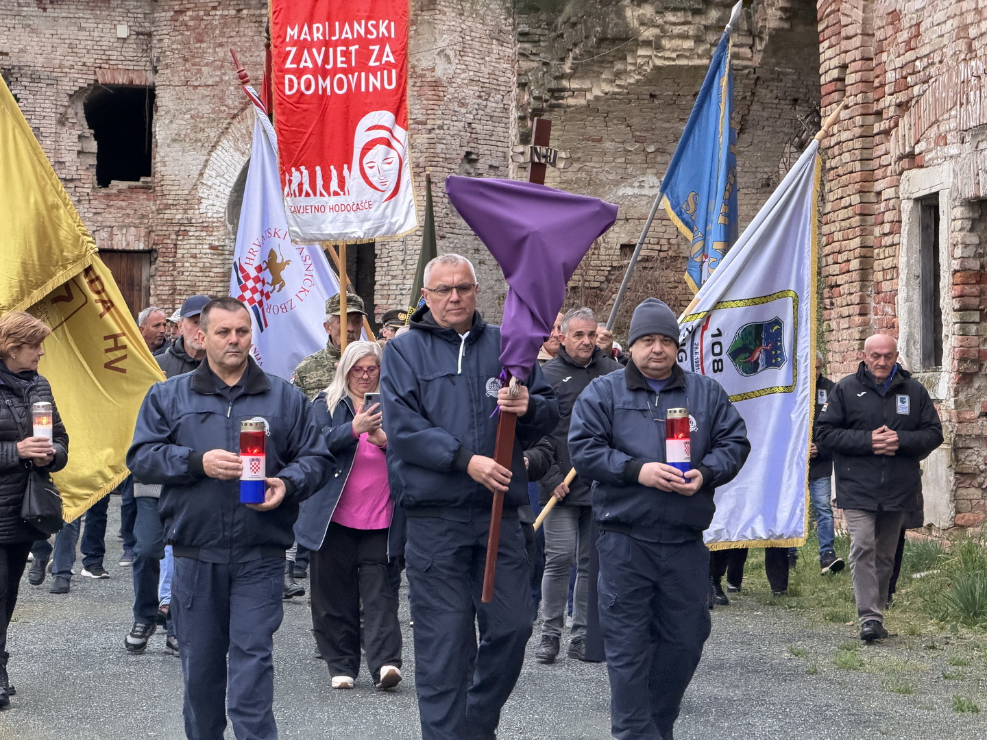 Dostojanstveno sjećanje na žrtve: U Slavonskom Brodu održan tradicionalni Domovinski križni put u Tvrđavi Brod