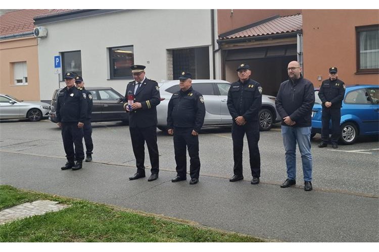 Uoči Svih svetih: Ispred Policijske uprave brodsko-posavske odana počast poginulim i preminulim braniteljima