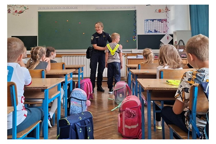 Prvašići učili kako sigurno sudjelovati u prometu: Posebno ih razveselio poklon koji će ih učiniti vidljivijima