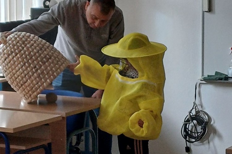 Policija i škole zajedno u preventivnim aktivnostima: Prvašići učili o pčelama i važnosti meda