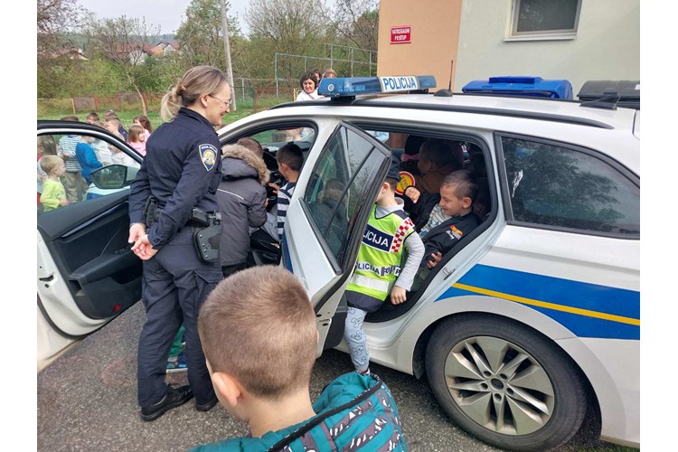 Pogledajte kako su brodski policajci oduševili mališane i naučili ih važnu lekciju o sigurnosti