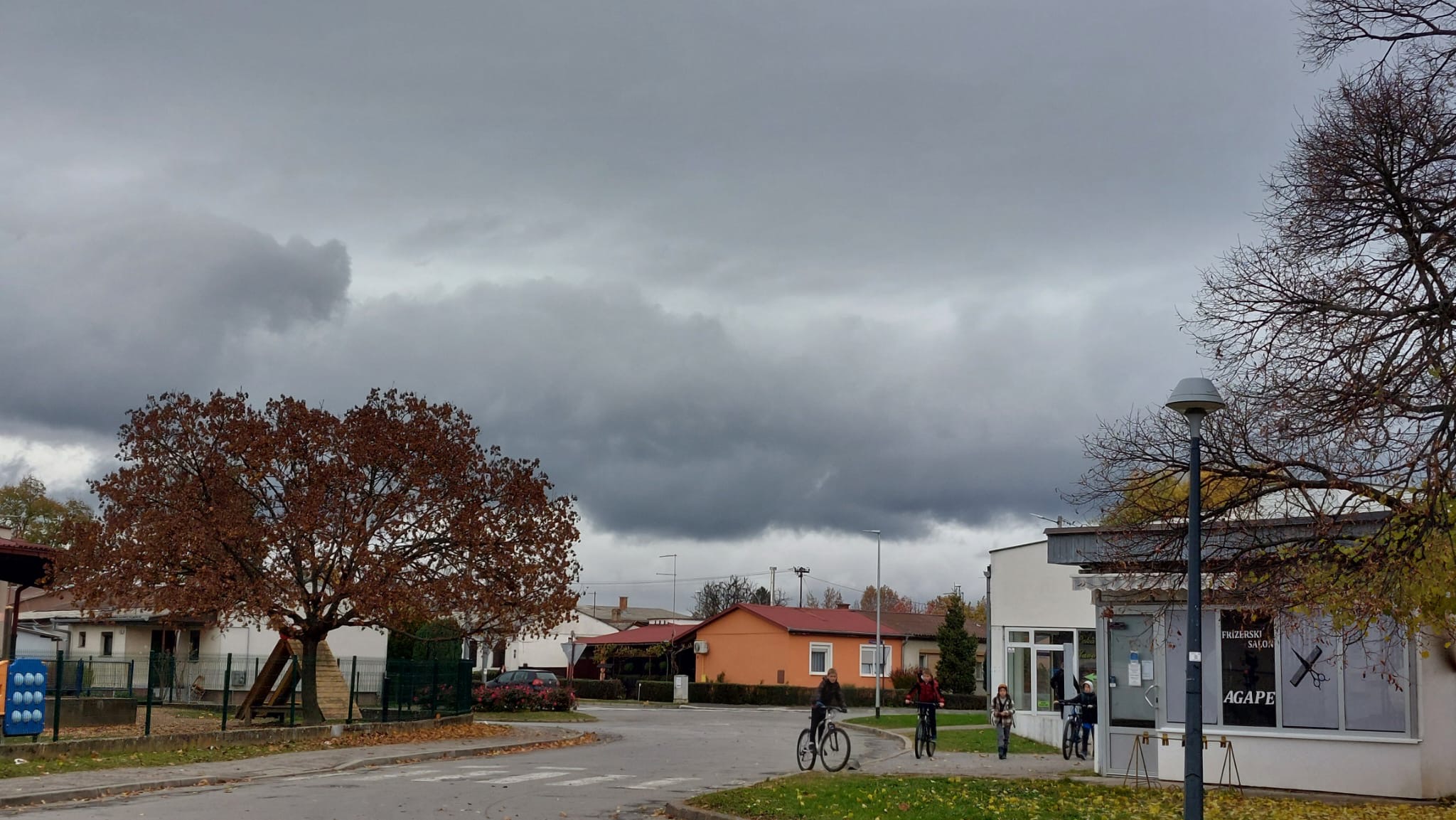 Četvrtak donosi još kiše i oblaka, ali već u petak očekuje nas promjena