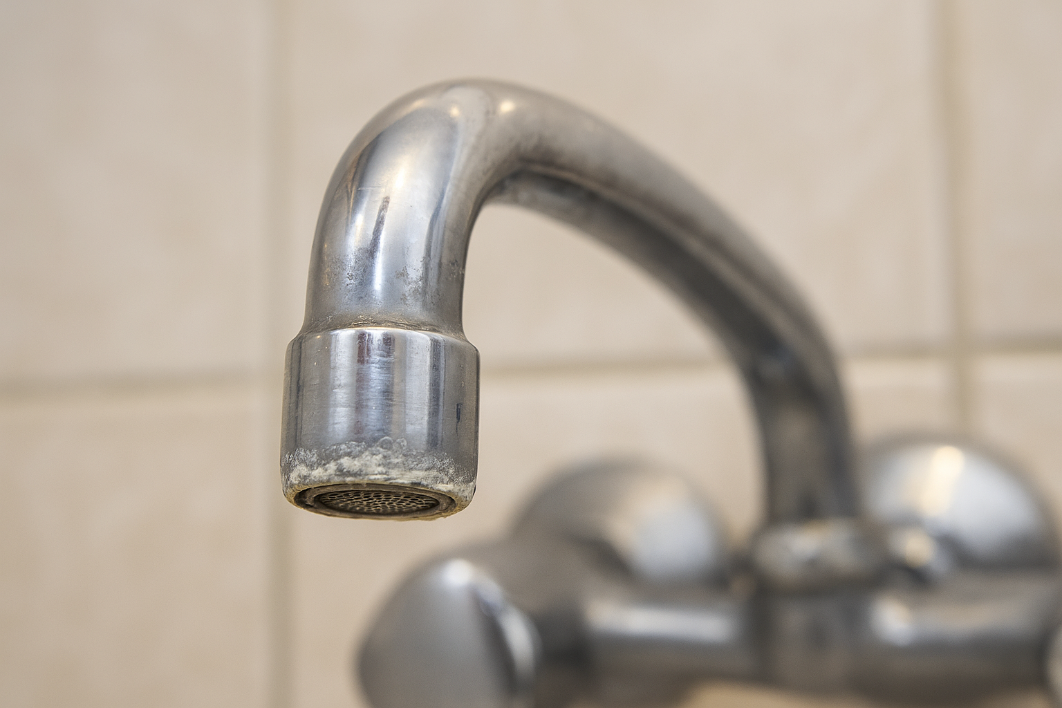 Kako ukloniti kamenac sa slavine bez ribanja i skupih sredstava? Evo odgovora...