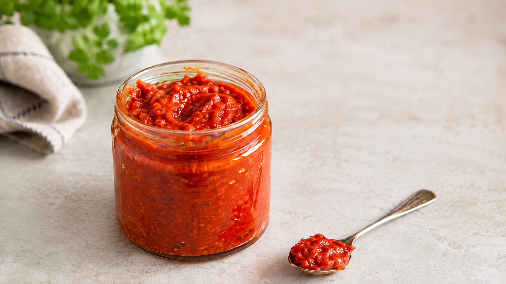 Jedni ga ne mogu zamisliti bez patlidžana, drugi ga nikad ne stavljaju: Koji ajvar je bolji?