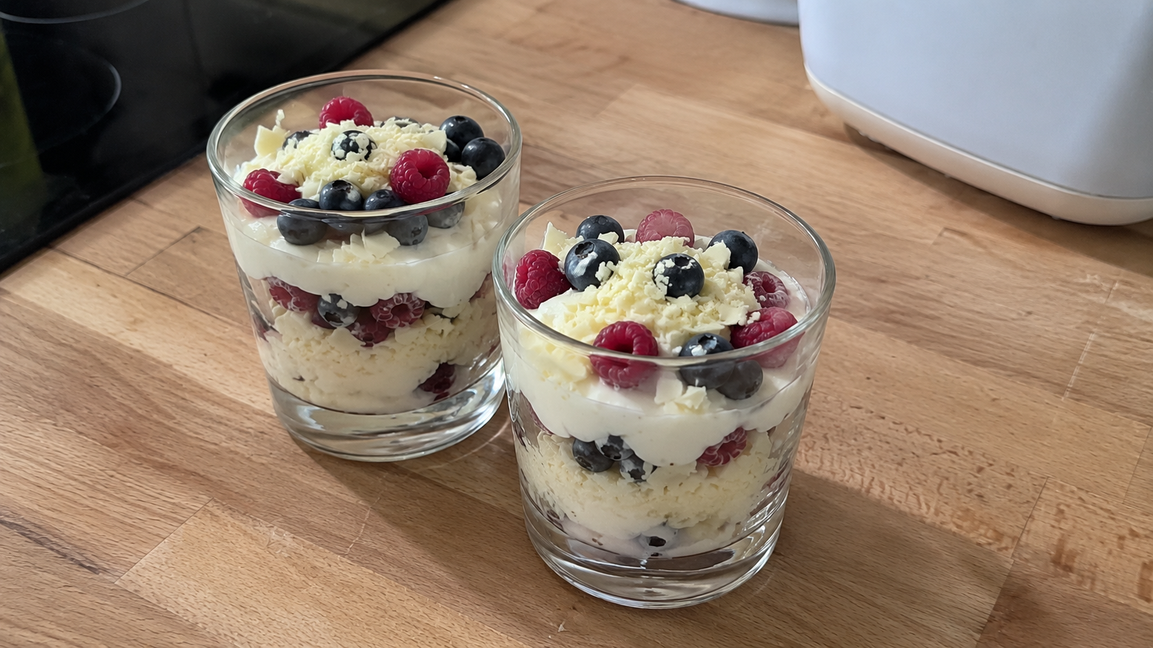 Grčki jogurt i 3 sastojka dovoljni su za desert bez pečenja koji osvaja na prvi zalogaj