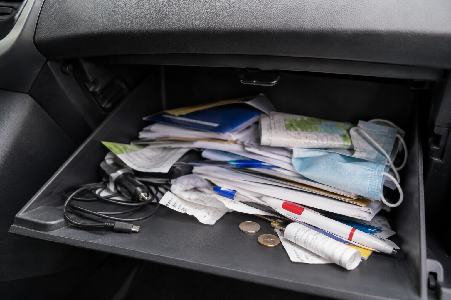 Uporno gurate papire i račune u pretinac za rukavice? Pogledajte kako uz nula eura napraviti savršen organizator za auto...