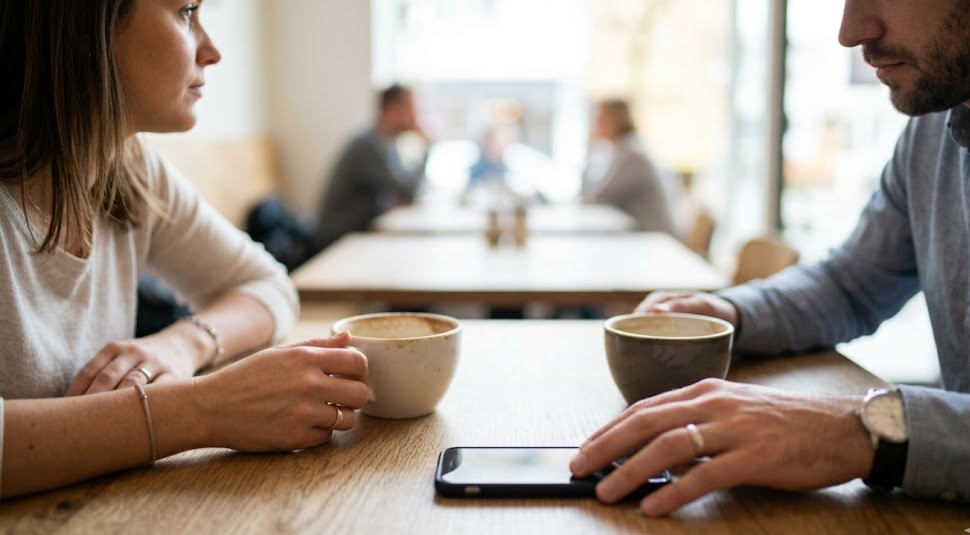 Ako vaš partner radi ove tri stvari dok pijete kavu, vaša veza bi mogla biti na "staklenim nogama"