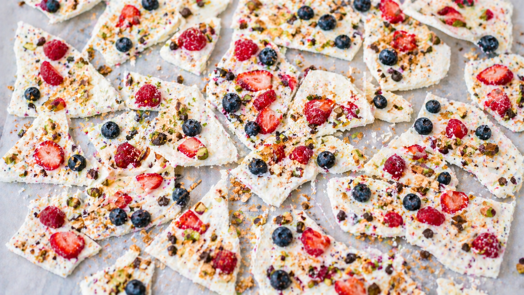 Zdravo, a hrskavo: Donosimo recept za "ledenu ploču" od jogurta koja je osvojila internet (i naš zamrzivač)