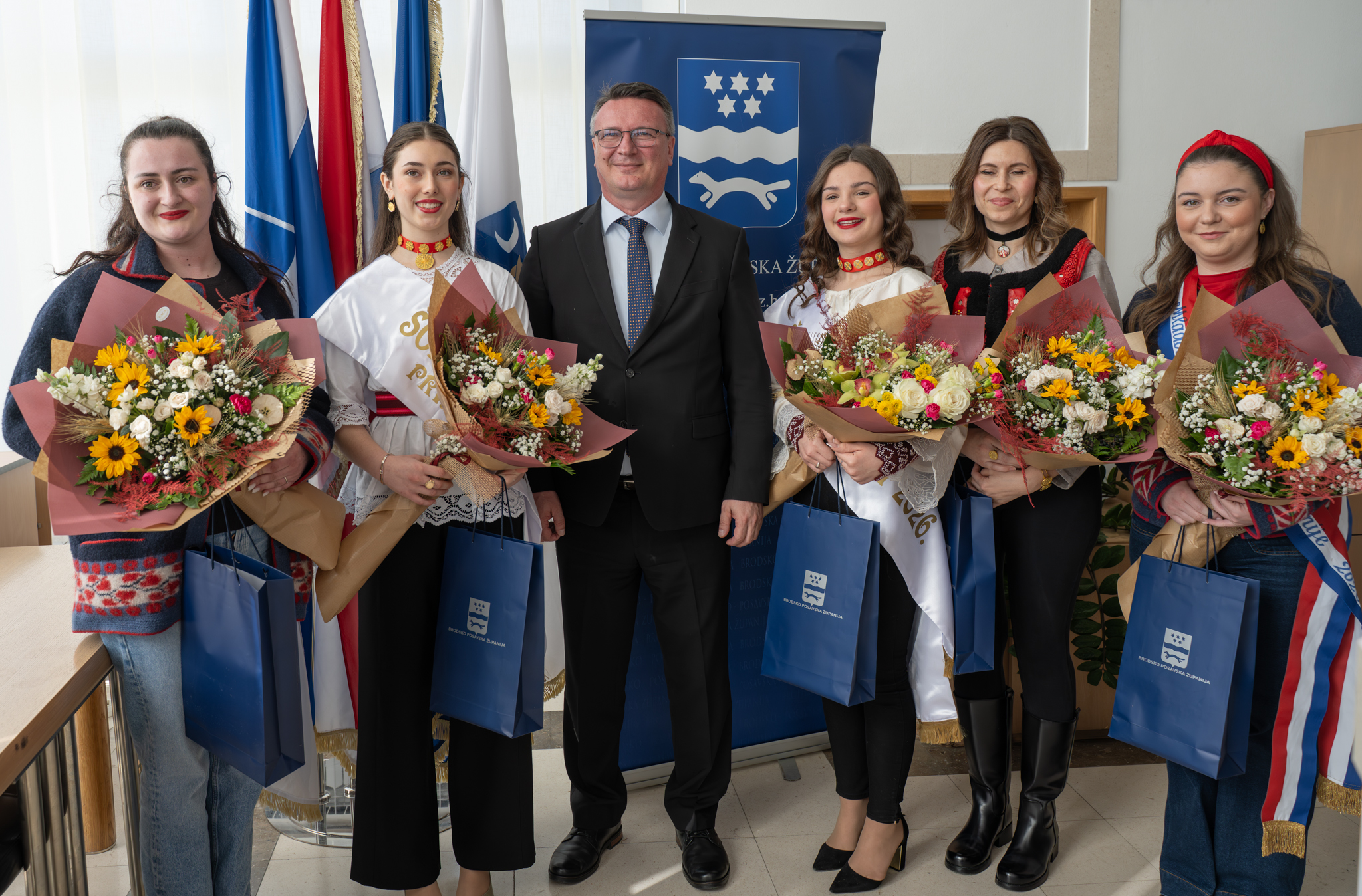 Čuvanje baštine kroz mlade naraštaje: Pet djevojaka iz Brodsko-posavske županije ostvarilo je zapažene rezultate, promičući narodnu nošnju i kulturnu baštinu!