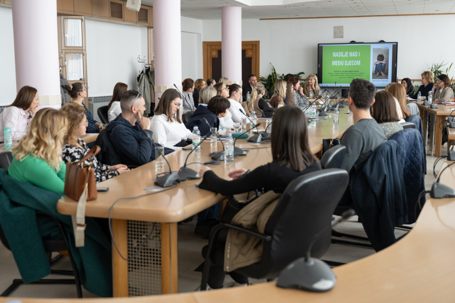 Podaci koji lede krv u žilama: U čak 50% obitelji prisutno je nasilje, a 5 od 6 roditelja ne zna da im je dijete žrtva na internetu